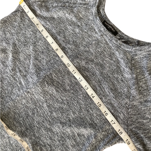 Banana Republic women's Gray Long Sleeved Classic Top w/ back slit detail  sz XS - Picture 6 of 9